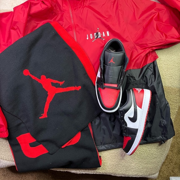 Air Jordan 1 Low Bred Toe Black/Red/White size 10 all 3 400 scarf windbreaker - Picture 12 of 12